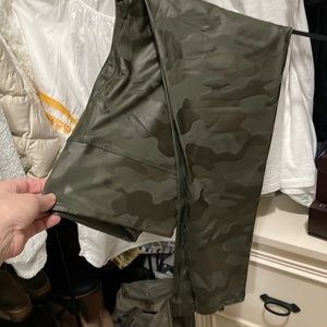 Camo leggings. Faux leather. XL.